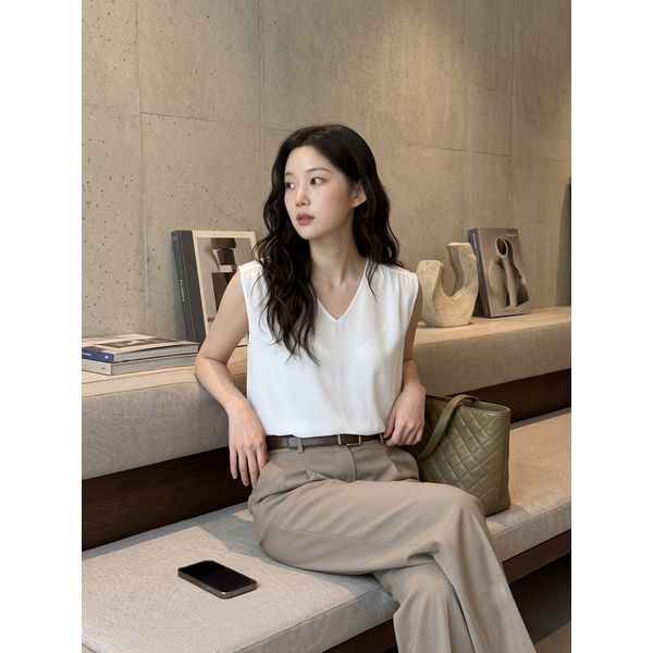 (2컬러) 브이넥 밑단 스트링 블라우스형 민소매 티셔츠 LFTSP403